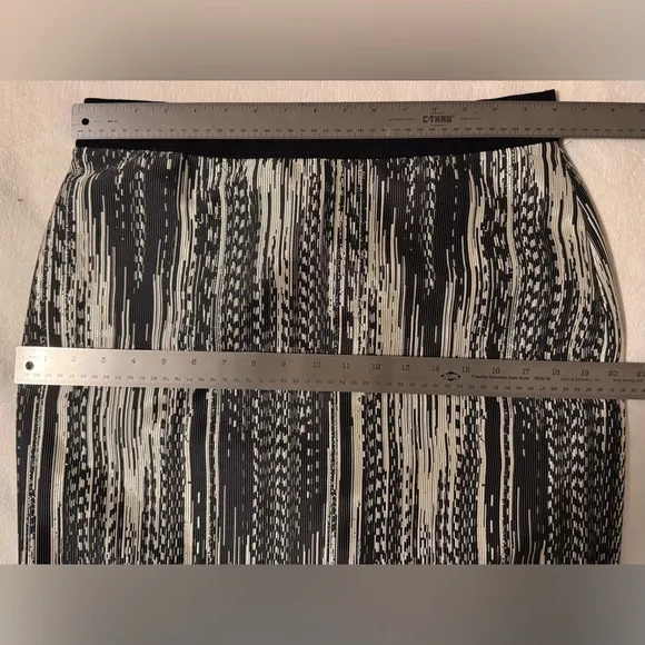 Ann Taylor. NWT. Unique Design Pencil Skirt.