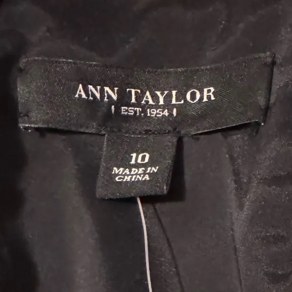 Ann Taylor. NWT. Unique Design Pencil Skirt.