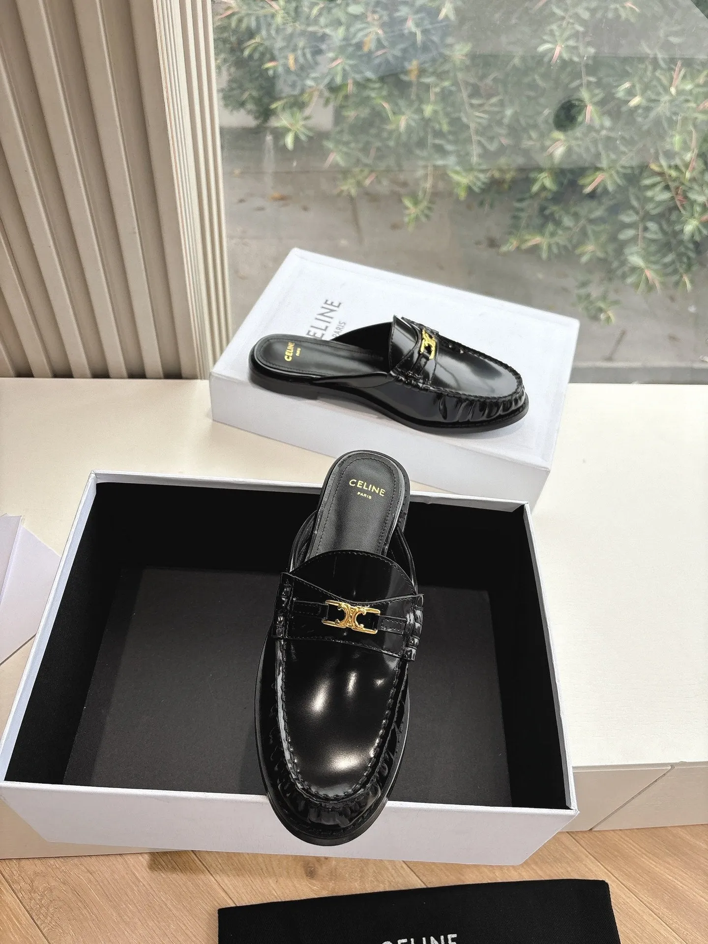CELINE  Slippers Black Leather 285954