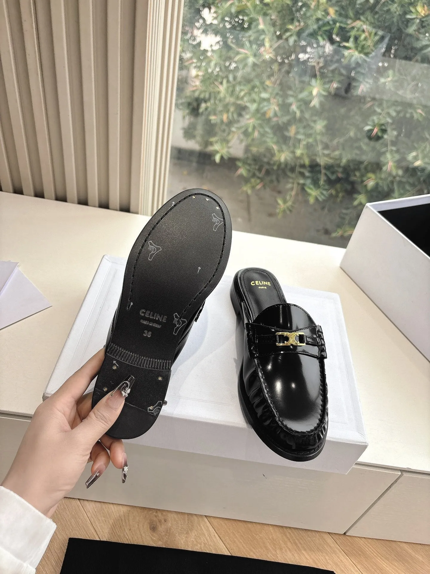 CELINE  Slippers Black Leather 285954