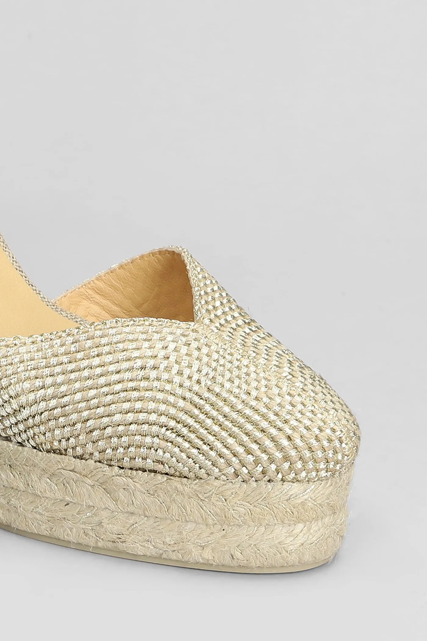 Coral-8Ed-256 Wedges in gold fabric