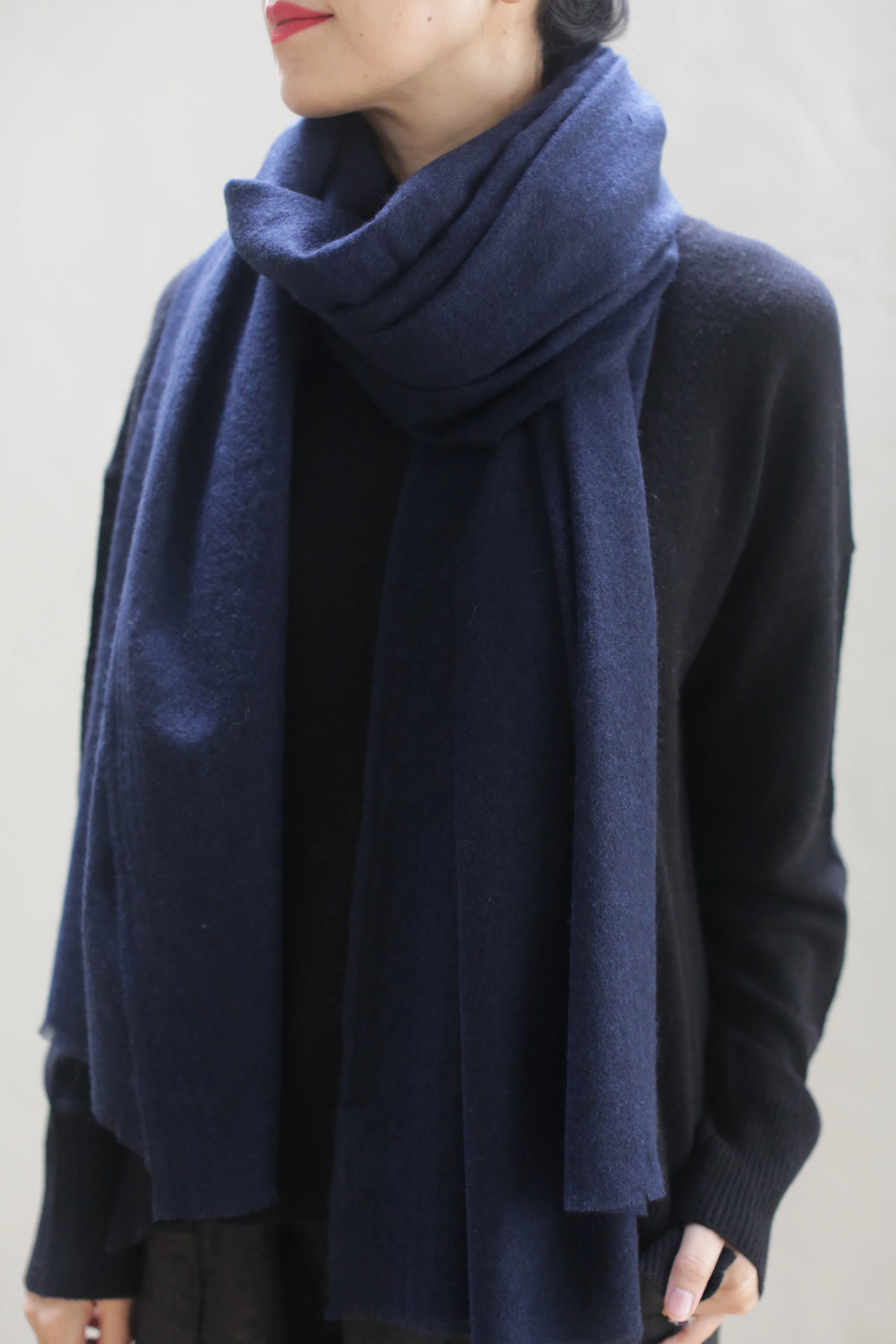Tissue Weight Cashmere Scarf | Navy