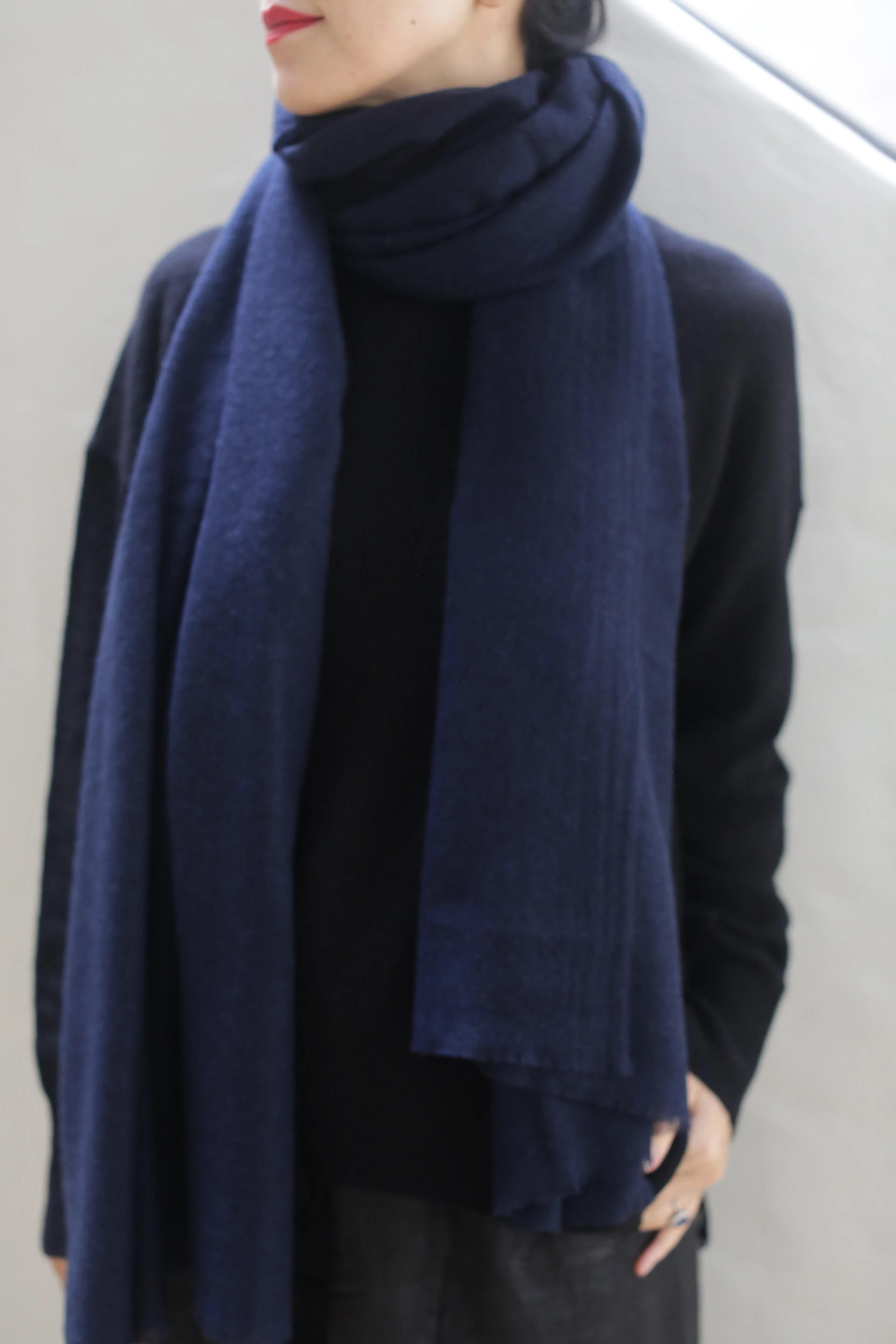 Tissue Weight Cashmere Scarf | Navy
