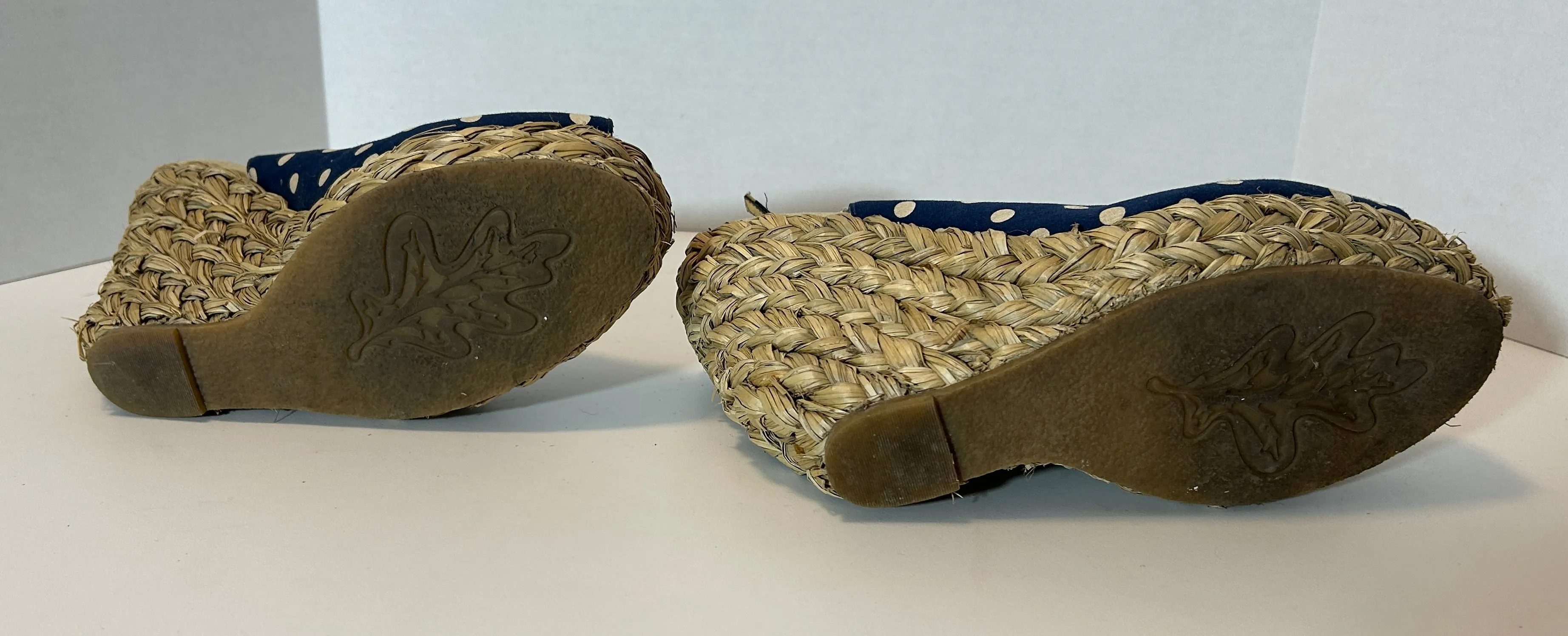 Vintage-Inspired Navy Blue Polka Dot Woven Wedge Sandals – Size 10M